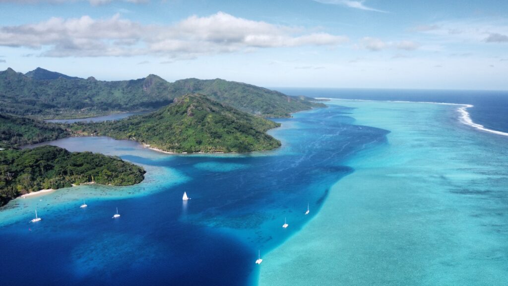 Catamaran sailing between Bora Bora and Moorea